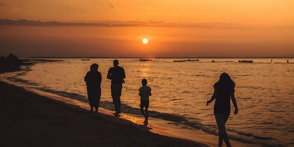 gestion du stress dans la vie de famille. 
Photo de famille sur une plage